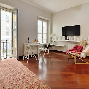 Appartamento Chic 1bdr With Shared Terrace Steps From Duomo By Rentopolis, Milano
